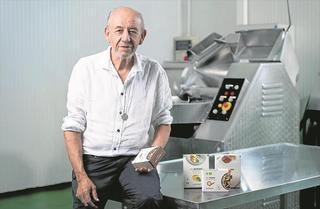 Juan en el obrador, junto a las primeras máquinas